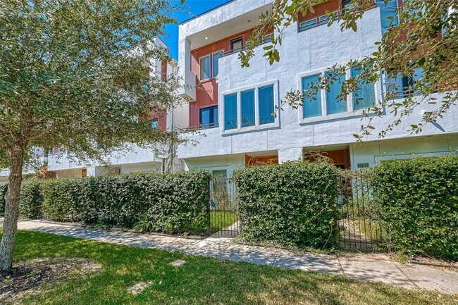 Photo - 2748 Clay St