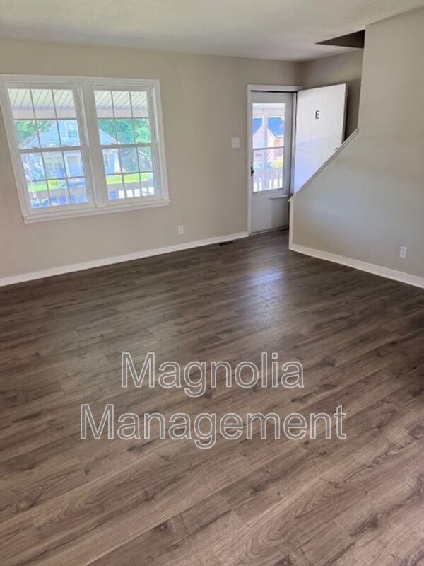 Building Photo - 226 Oak St Unit Apt E
