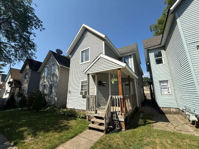 Building Photo - Westside 3 Bedroom Upper Apartment Unit 2