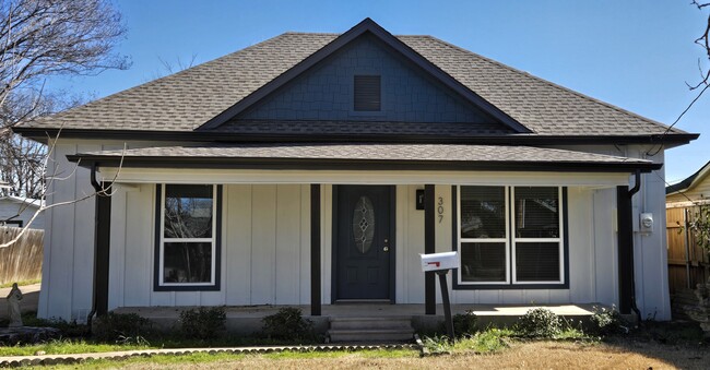 Photo - 307 E Waco St