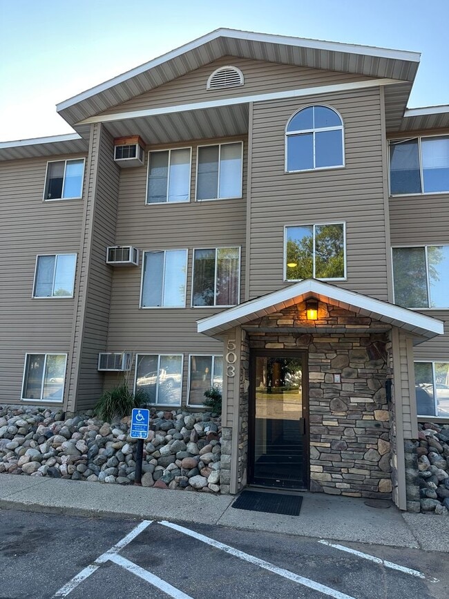 Building Photo - Three Bedroom Unit 202 Rental