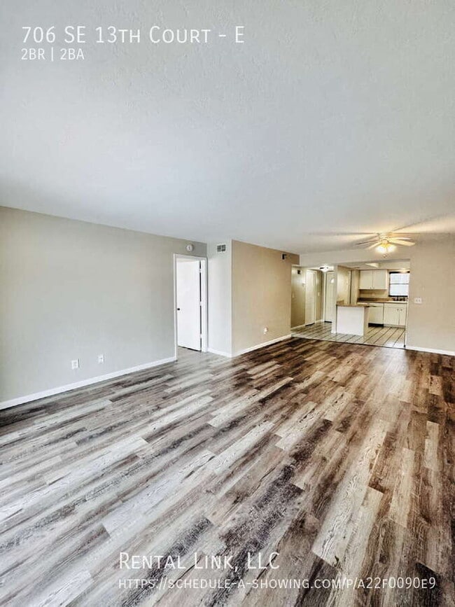 Building Photo - 706 SE 13th Ct Unit E