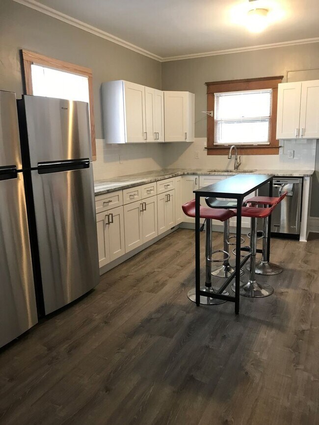 Photo - 7 Bedroom 3 Bathroom Unit with Updates! Available May 16th 2026