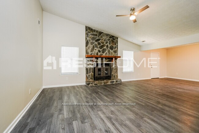 Photo - 935 River Glen Pl