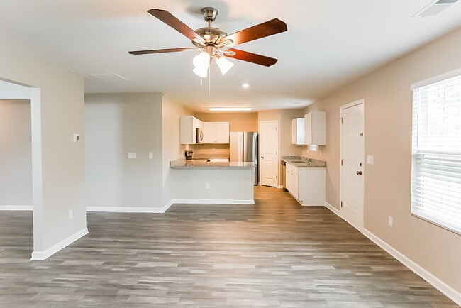 Photo - 451 Abeer St