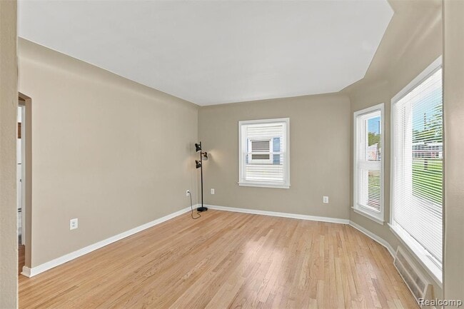 Photo - 100 S Custer Ave