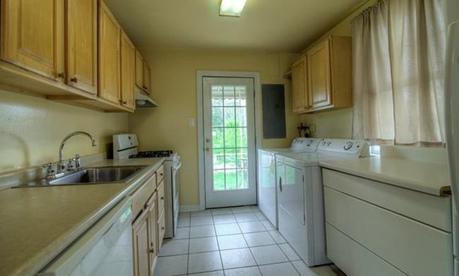 Photo - 1614 Westhill Rd