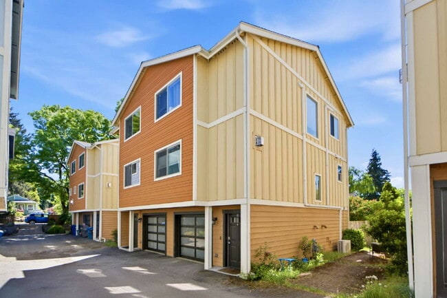 Building Photo - **Modern 2-Bedroom +Den Townhome in Seattle's Lake City Neighborhood!** Available NOW for RENT