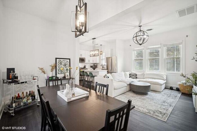 Dining table/Living Room - 2512 W Lyndale St Unit 1
