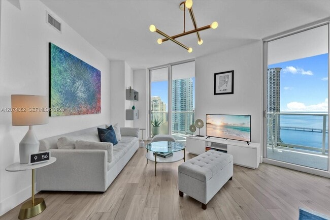 Building Photo - 300 S Biscayne Blvd Unit T-1708