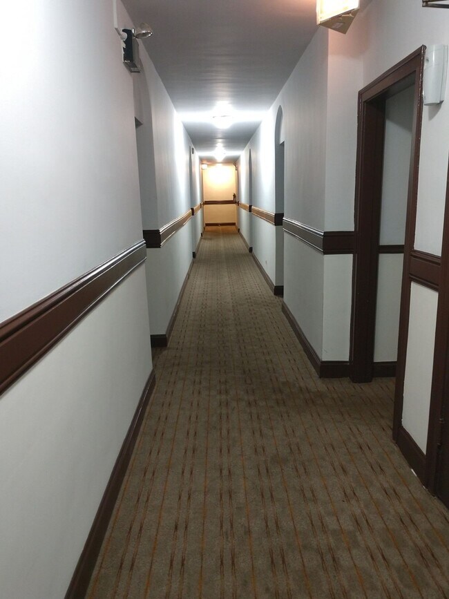 Photo - Edgewater studio w/ separate kitchen! Near Red Line Unit 210