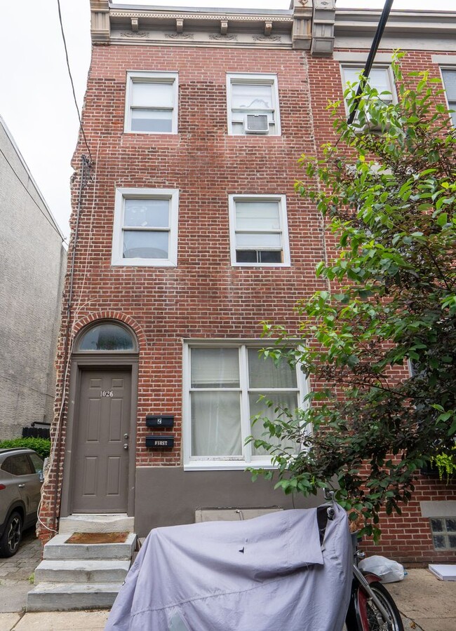 Building Photo - Beautiful 2 bedroom Bi level unit
