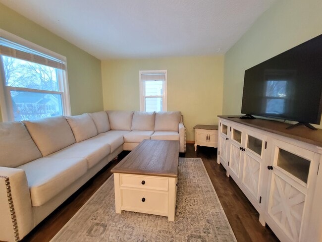 Photo - 730 11th Ave SE