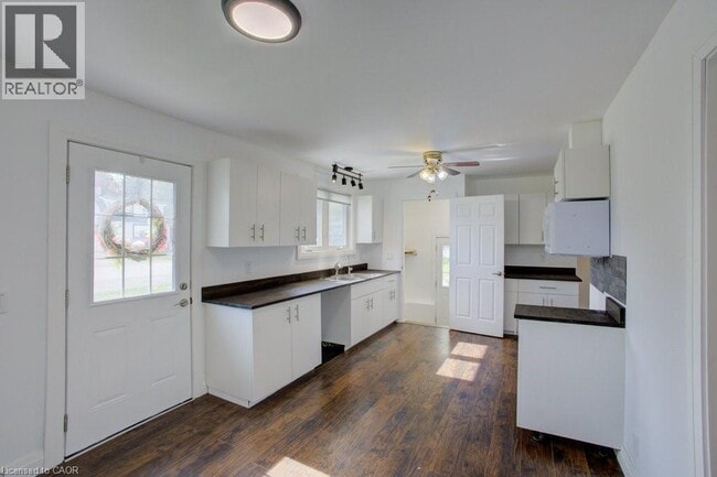 Photo - 387 Countess St S