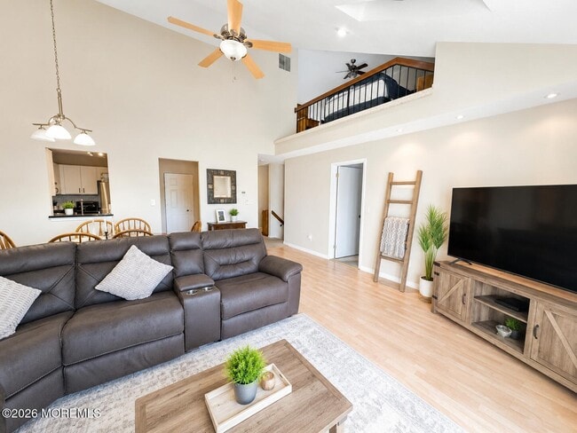 Photo - 270 Tulip Ln