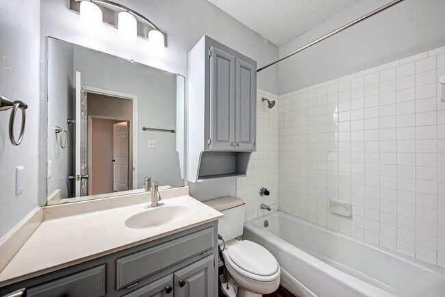 Photo - 914 W 26th St