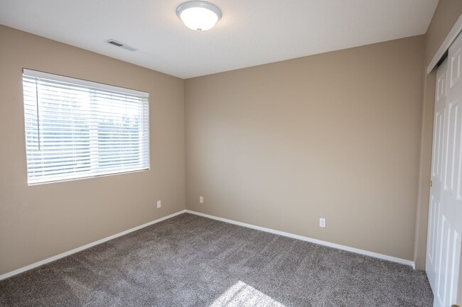 Photo - Three bedroom home with a bonus room and Air Conditioning - Built in 2000