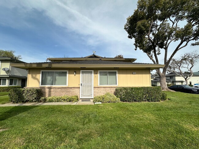 Building Photo - Updated 2 Bed / 1 Bath - Ground Floor Condo - Commuter-Friendly Location Unit 1