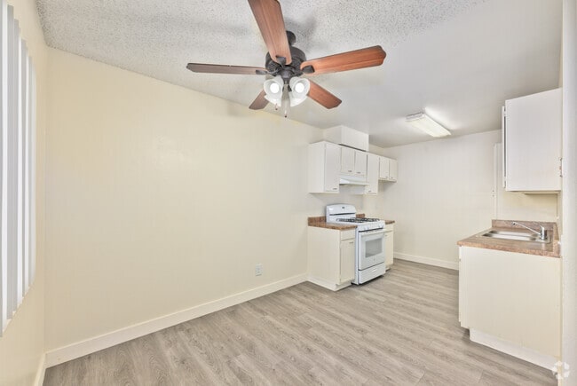 1BR, 1BA - 880SF - Dining Room and Kitchen