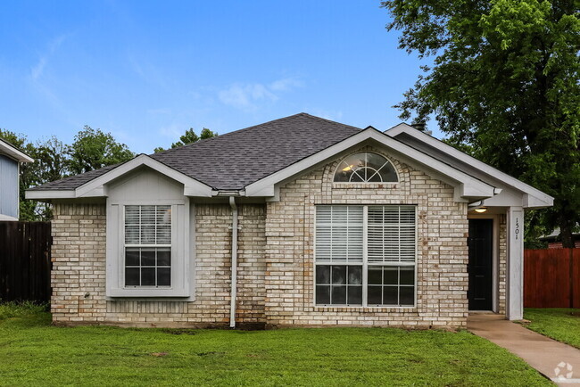 Building Photo - 1501 Juniper Ln Rental
