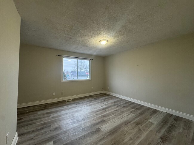 Photo - Renovated 2 Bedroom & 1.5 Bathroom Townhome! Unité 20