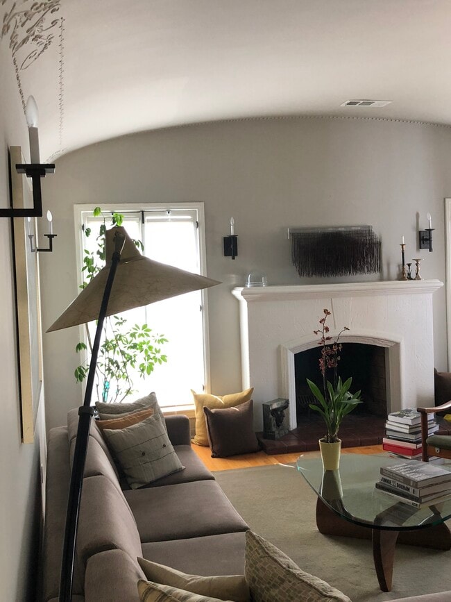 Photo - 148 S Orange Dr Unit 148 Upper Rare Duplex