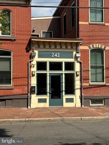 Photo - 242 Centre St