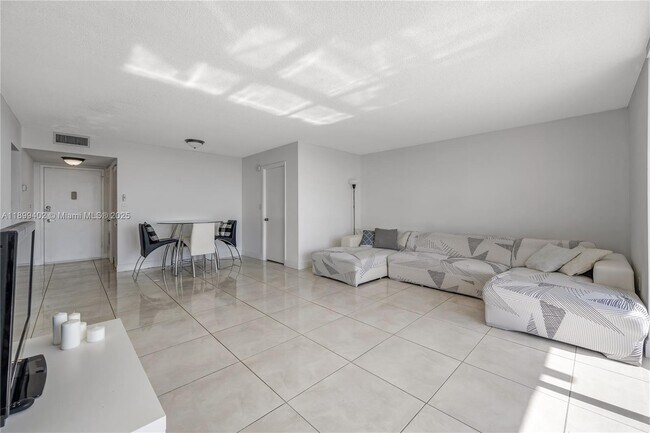 Photo - 2750 NE 183rd St Unidad 804