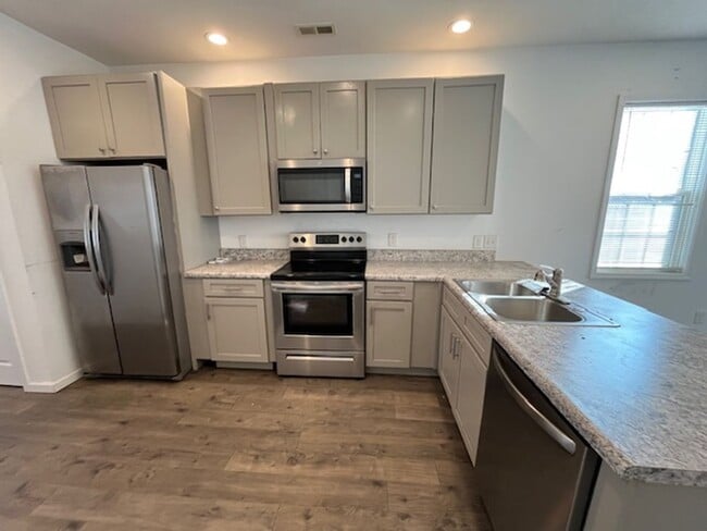 Photo - 3 bedroom, 2 bathroom built in 2020 near downtown!