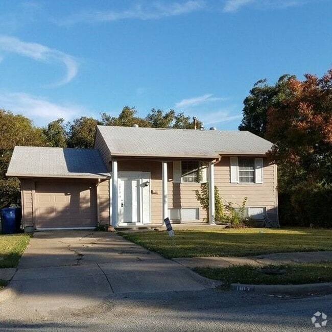 Building Photo - No Application Fees* $500 Off 1st months r... Rental