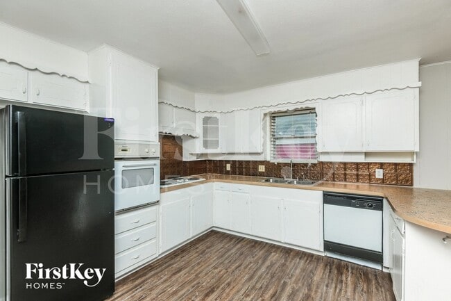 220 Hallbrook Dr