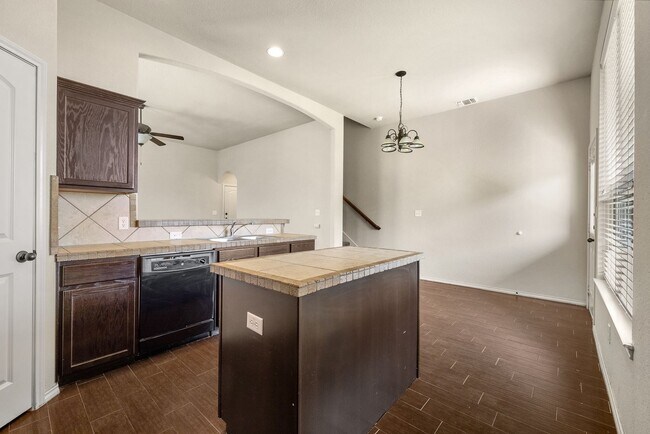 566 Creekside Cir