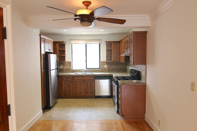 Photo - 600 N Sweetzer Ave Unidad 8