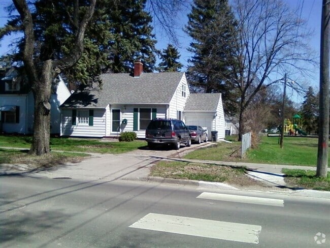Building Photo - 3 Bedroom 2 Bath South Moorhead Rental