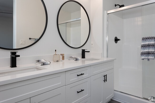 2BR, 2BA - 1,095SF - Master Bathroom