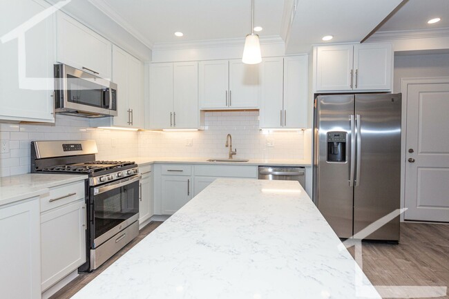 Building Photo - Spacious 4 Bed Now Available! Rental