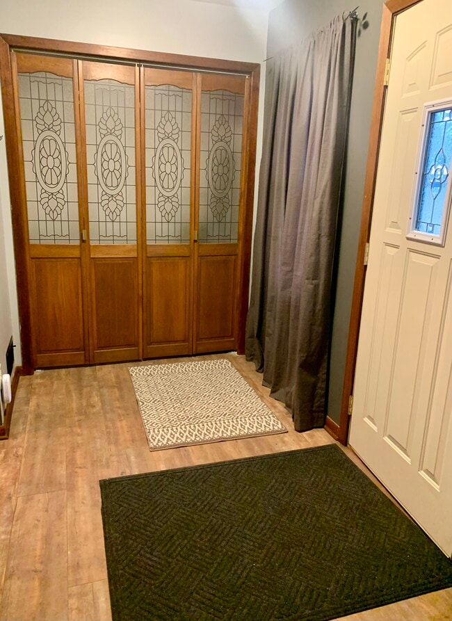 Camino de entrada - 4542 Zane Ave N