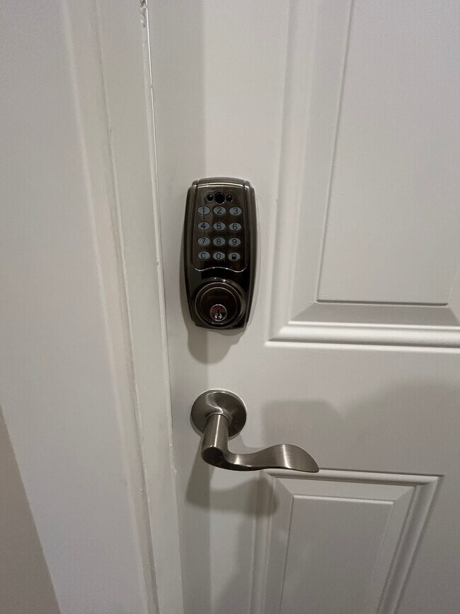 Photo - 2 BED - 2 BATH - HAMILTON - BASEMENT Unit 2