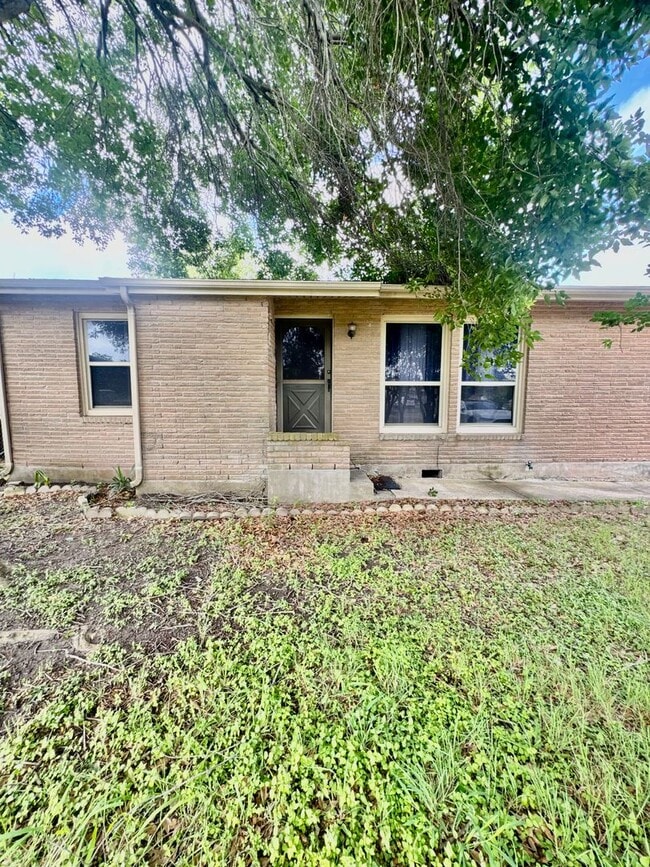 Building Photo - Lexington Subdivision-3/2-Move in ready! Call and schedule today!
