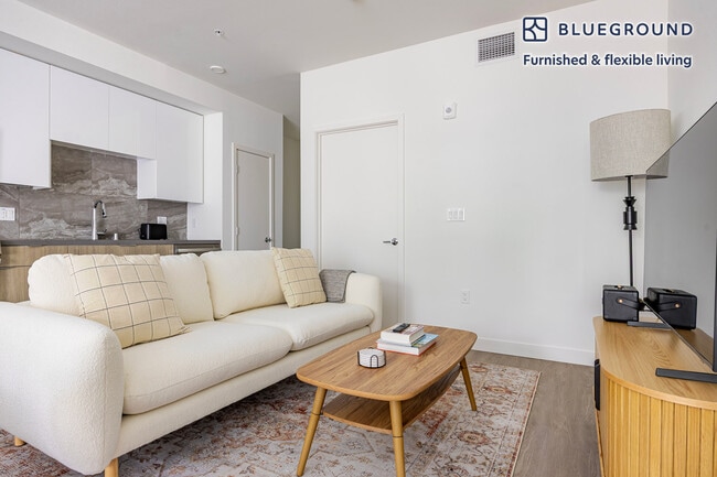 Photo - 511 S Harbor Blvd Unidad FL5-ID1333