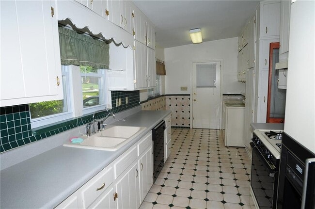 Photo - 1632 Anita Pl NE