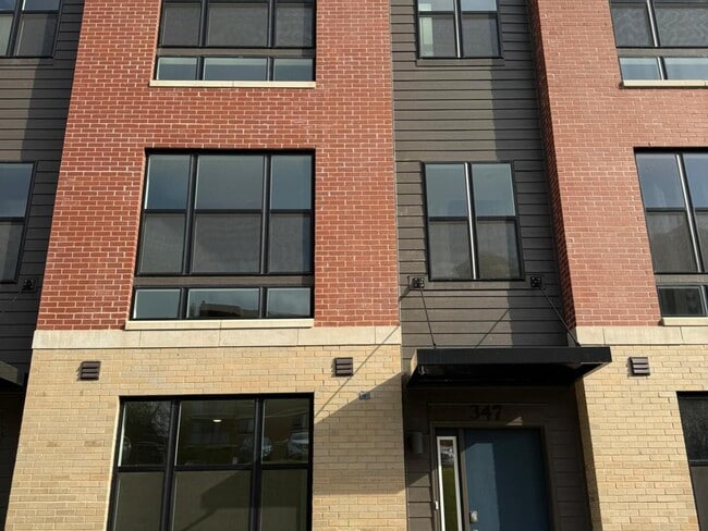 Building Photo - 347 Summit Cir