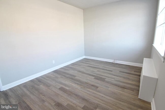Building Photo - 66 E 4th St Unit 1B Rental