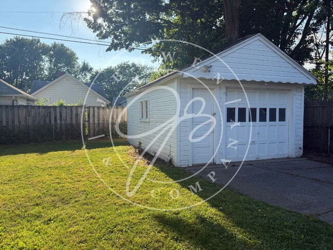 Photo - Close to University of Toledo 4 bedroom 2 bathroom home.