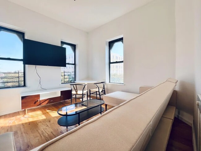 Building Photo - Furnished room/NOT APARTMENT Unit 4R