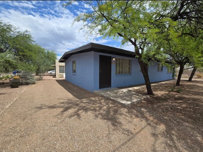 Building Photo - 2642 N Santa Rita Ave