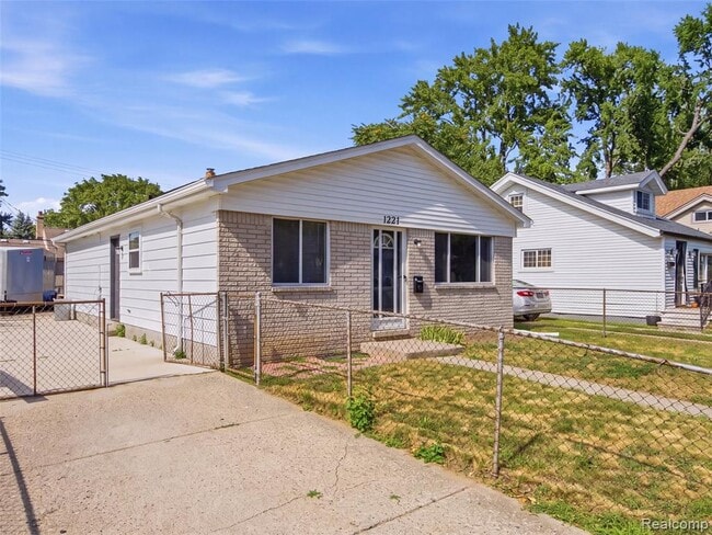 Photo - 1221 E Granet Ave