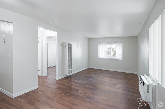 1BR, 1BA - 606SF - Living Room