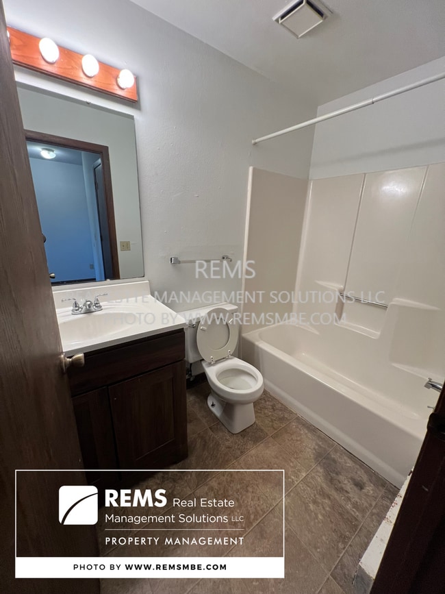 Photo - 155 W Adams St Unidad 1