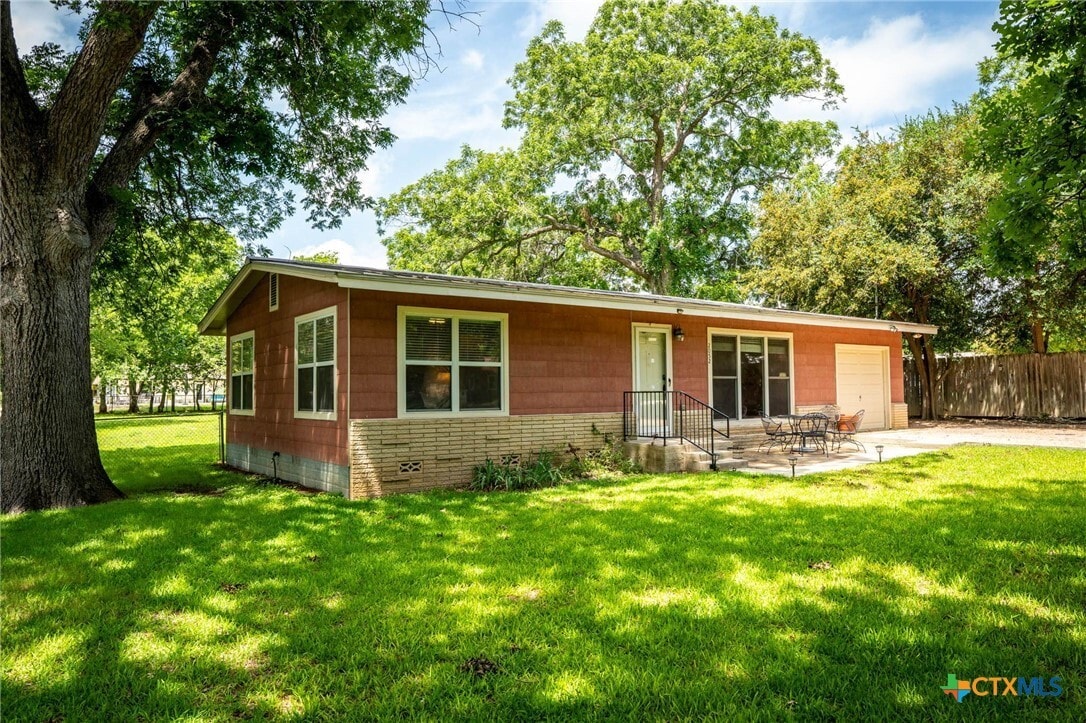 Photo - 2052 Gruene Rd